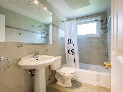 Bathroom - 446 13E Rue, Laval (Laval-Des-Rapides), QC - Indoor Photo Showing Bathroom