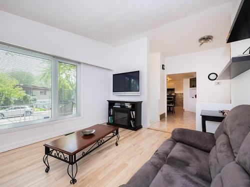 Living room - 446 13E Rue, Laval (Laval-Des-Rapides), QC - Indoor Photo Showing Living Room