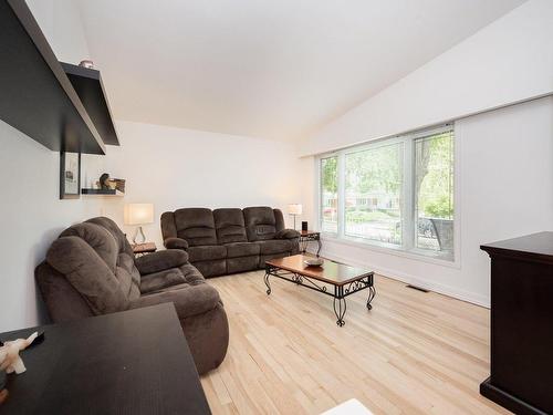 Living room - 446 13E Rue, Laval (Laval-Des-Rapides), QC - Indoor Photo Showing Living Room