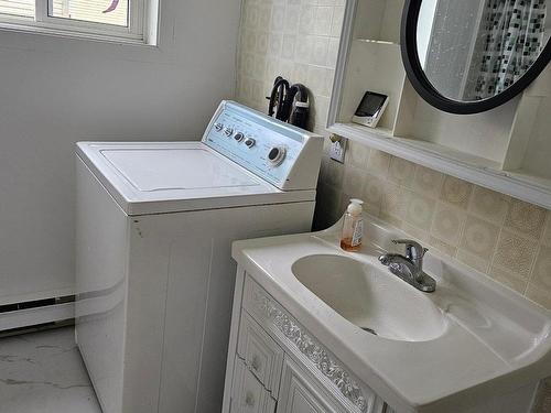 Salle de bains - 99 Rue Brook, Gatineau (Aylmer), QC - Indoor Photo Showing Laundry Room