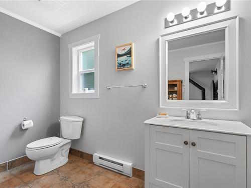 1920 Pierce Way, Qualicum Beach, BC - Indoor Photo Showing Bathroom