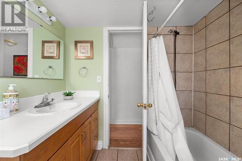 443 Athabasca Street W, Moose Jaw, SK - Indoor Photo Showing Bathroom