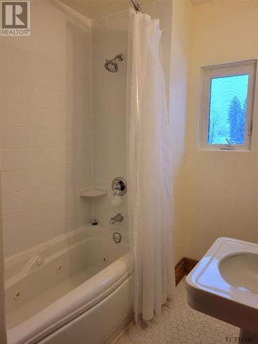 34 Niven St, Temiskaming Shores, ON - Indoor Photo Showing Bathroom