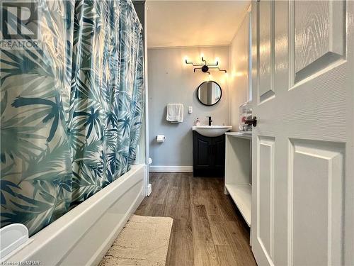 14 Barrie Lane, Cambridge, ON - Indoor Photo Showing Bathroom