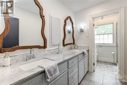 224 Crocus Avenue, Ottawa, ON - Indoor Photo Showing Bathroom