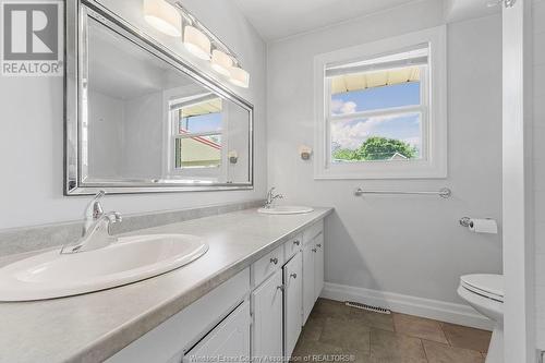 979 Arthur, Windsor, ON - Indoor Photo Showing Bathroom