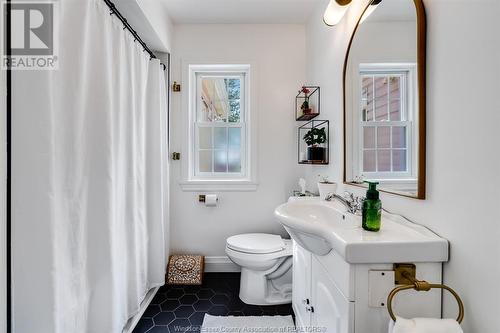 511 Hale Street, Stoney Point, ON - Indoor Photo Showing Bathroom