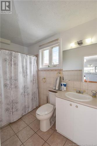 90 Saint-Pierre Est Boulevard, Caraquet, NB - Indoor Photo Showing Bathroom