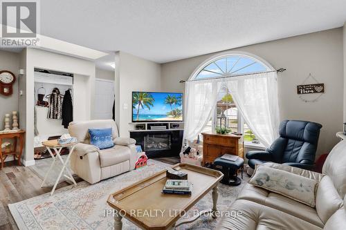 23 Garibaldi Drive, Barrie, ON - Indoor Photo Showing Living Room