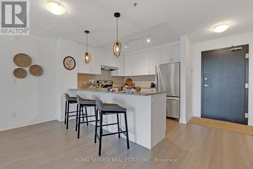 303 - 21 Brookhouse Drive, Clarington, ON - Indoor Photo Showing Kitchen With Upgraded Kitchen