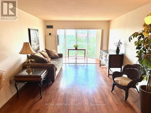 506 - 5 Concorde Place, Toronto, ON - Indoor Photo Showing Living Room