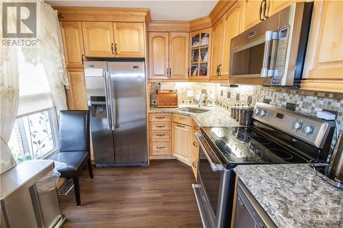 Bright cozy kitchen - 16 Larkshire Lane Unit#B, Ottawa, ON - Indoor Photo Showing Kitchen With Stainless Steel Kitchen