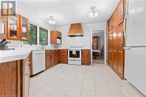 19 Redford Road, London, ON - Indoor Photo Showing Kitchen