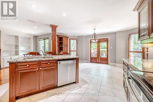 47 Stave Crescent N, Richmond Hill, ON - Indoor Photo Showing Kitchen With Double Sink