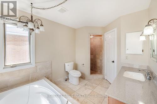 47 Stave Crescent N, Richmond Hill, ON - Indoor Photo Showing Bathroom