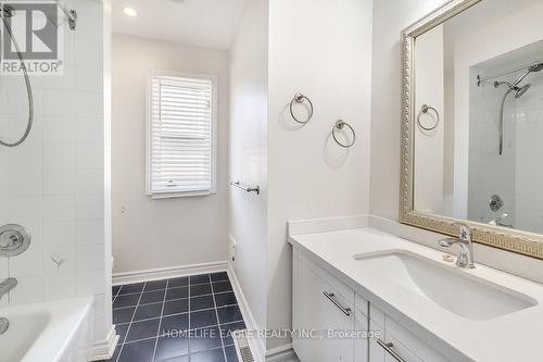 47 Stave Crescent N, Richmond Hill, ON - Indoor Photo Showing Bathroom