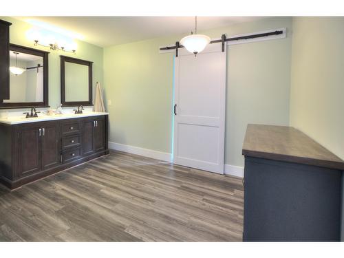 630 Green Road, Canal Flats, BC - Indoor Photo Showing Bathroom