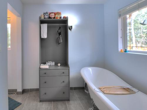 630 Green Road, Canal Flats, BC - Indoor Photo Showing Bathroom