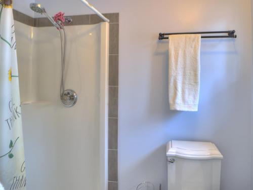 630 Green Road, Canal Flats, BC - Indoor Photo Showing Bathroom