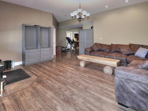 630 Green Road, Canal Flats, BC - Indoor Photo Showing Living Room