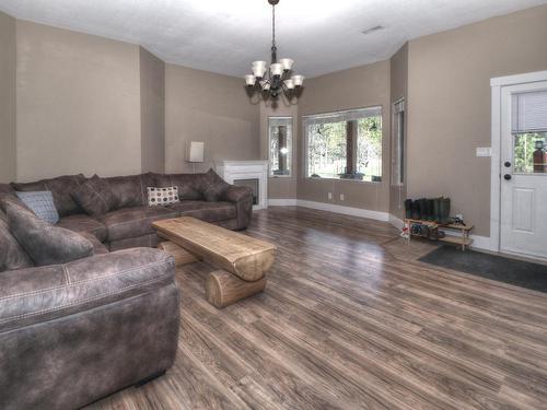 630 Green Road, Canal Flats, BC - Indoor Photo Showing Living Room