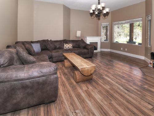 630 Green Road, Canal Flats, BC - Indoor Photo Showing Living Room