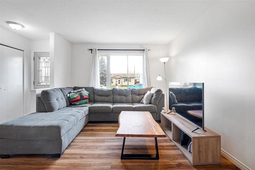 28 Nakomis Bay, Winnipeg, MB - Indoor Photo Showing Living Room