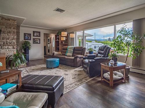 869 Schreiner Street, Kamloops, BC - Indoor Photo Showing Living Room