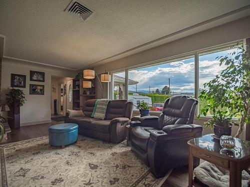 869 Schreiner Street, Kamloops, BC - Indoor Photo Showing Living Room