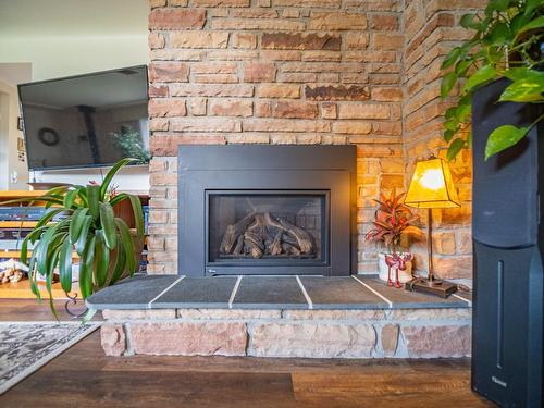 869 Schreiner Street, Kamloops, BC - Indoor Photo Showing Living Room With Fireplace