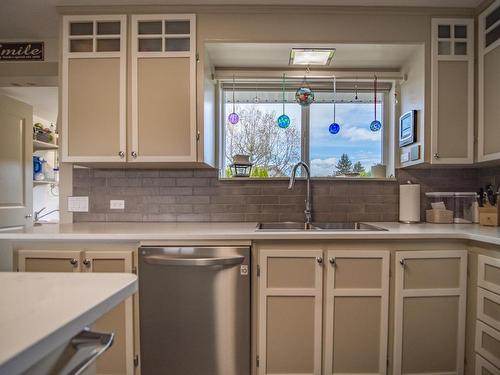 869 Schreiner Street, Kamloops, BC - Indoor Photo Showing Kitchen With Double Sink