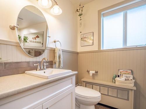 869 Schreiner Street, Kamloops, BC - Indoor Photo Showing Bathroom