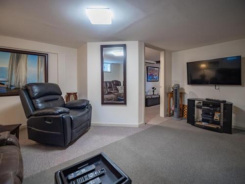 869 Schreiner Street, Kamloops, BC - Indoor Photo Showing Living Room