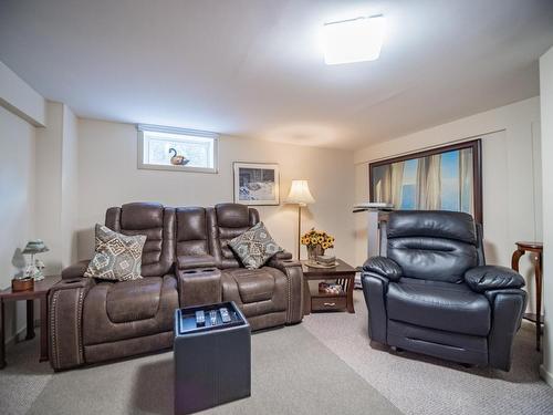 869 Schreiner Street, Kamloops, BC - Indoor Photo Showing Living Room