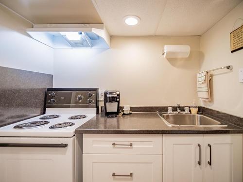 869 Schreiner Street, Kamloops, BC - Indoor Photo Showing Kitchen