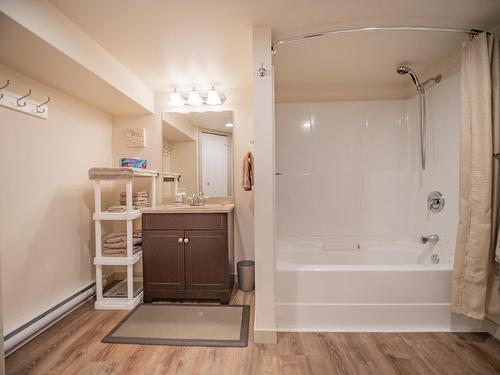 869 Schreiner Street, Kamloops, BC - Indoor Photo Showing Bathroom