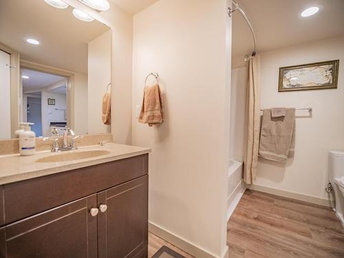 869 Schreiner Street, Kamloops, BC - Indoor Photo Showing Bathroom