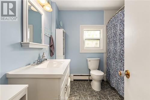 49 Tenth St, Moncton, NB - Indoor Photo Showing Bathroom