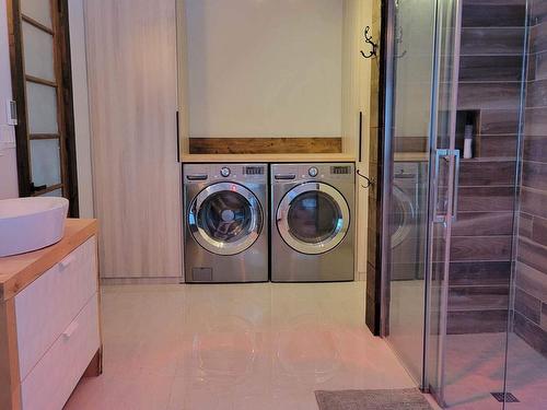 Ensuite bathroom - 599 305E Avenue, Saint-Hippolyte, QC - Indoor Photo Showing Laundry Room