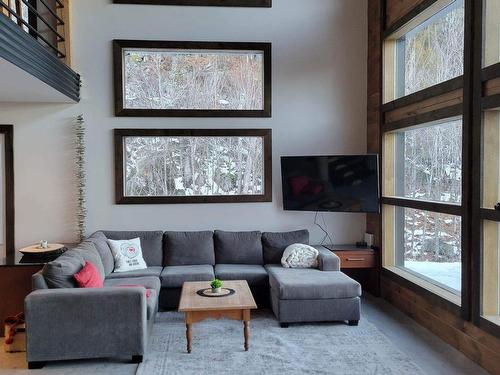 Salon - 599 305E Avenue, Saint-Hippolyte, QC - Indoor Photo Showing Living Room