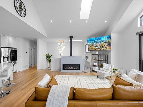 5209 Norton Rd, Nanaimo, BC - Indoor Photo Showing Living Room With Fireplace