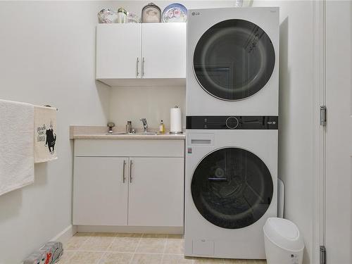 12-974 Sutcliffe Rd, Saanich, BC - Indoor Photo Showing Laundry Room