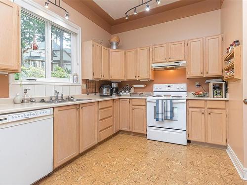 4360 Parkwood Terr, Saanich, BC - Indoor Photo Showing Kitchen With Double Sink