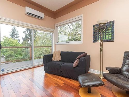 4360 Parkwood Terr, Saanich, BC - Indoor Photo Showing Living Room