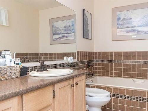 4360 Parkwood Terr, Saanich, BC - Indoor Photo Showing Bathroom