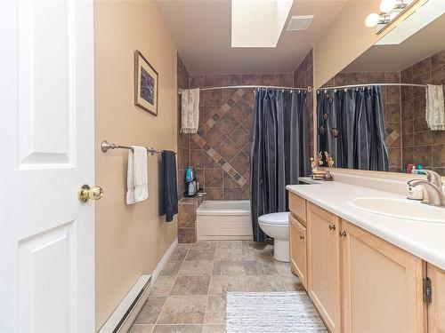 4360 Parkwood Terr, Saanich, BC - Indoor Photo Showing Bathroom