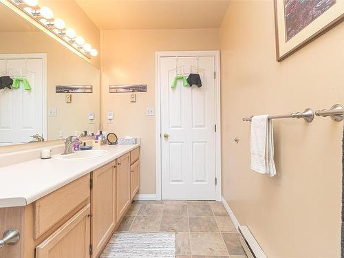 4360 Parkwood Terr, Saanich, BC - Indoor Photo Showing Bathroom