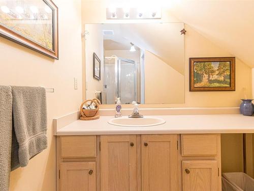 4360 Parkwood Terr, Saanich, BC - Indoor Photo Showing Bathroom