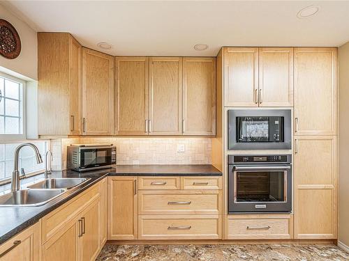 23-529 Johnstone Rd, Parksville, BC - Indoor Photo Showing Kitchen With Double Sink