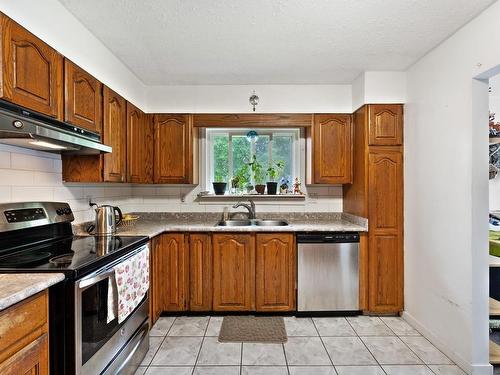 1980 Urquhart Ave, Courtenay, BC - Indoor Photo Showing Kitchen With Double Sink